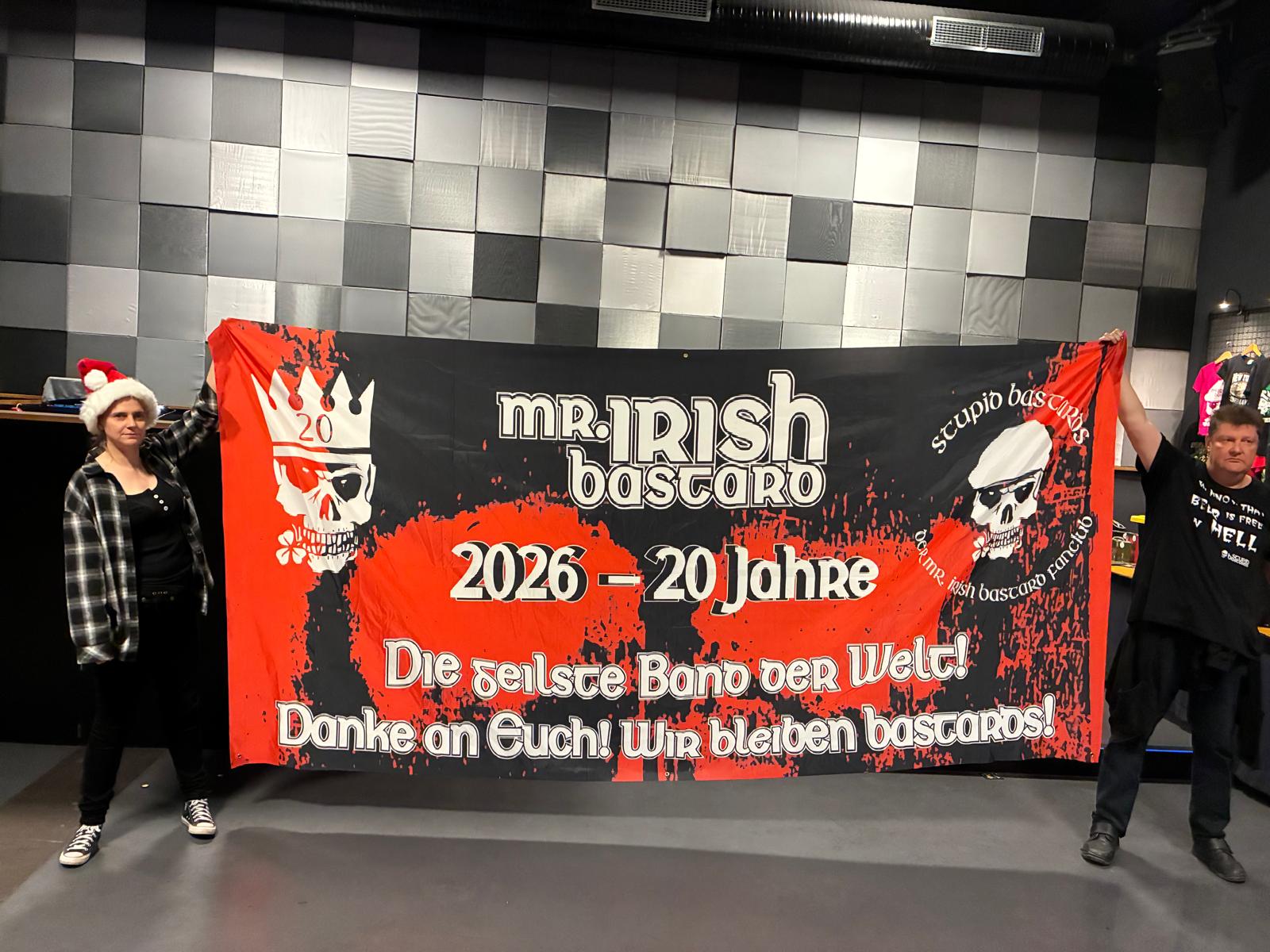 Fans zeigen Banner zum 20 järigem Jubileum